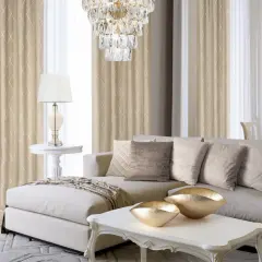 Elegancki salon w stylu nowojorskim nowoczesnym. Beżowe zasłony z subtelnym wzorem, kryształowy żyrandol i wygodna kanapa tworzą przytulną atmosferę.