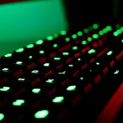 Podświetlana klawiatura gamingowa z zielonymi klawiszami. Idealna do grania w Roblox, spełniając jego wymagania sprzętowe.