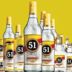 Butelki i puszki z napojem 51. Cachaca co to? To brazylijski alkohol, który można pić na wiele sposobów.