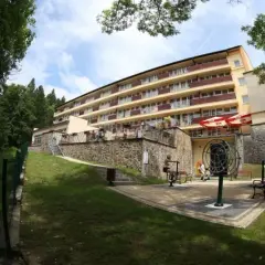 Krynica-Zdrój sanatorium Leśnik-Drzewiarz: komfort, terapie i opinie