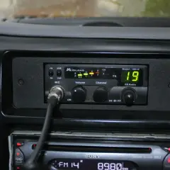 Radio CB Midland 1001Z z mikrofonem, wyświetlacz pokazuje kanał 19. Idealne do rejestracji CB.