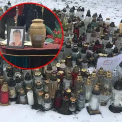 Znicze i urna pogrzebowa na stole, w tle zdjęcie zamazanej osoby.