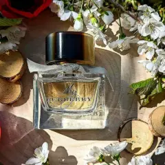 Perfumy Burberry My Burberry, otoczone kwiatami i drewnem, to najładniejsze perfumy, jakie można sobie wyobrazić.