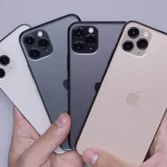 Cztery iPhone'y w różnych kolorach. Zastanawiasz się, airplay co to? To technologia bezprzewodowego strumieniowania.