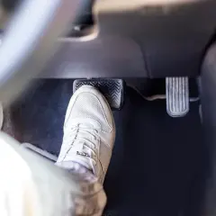 But to jest gaz a gdzie hamulec w automacie? Lewy pedał to hamulec, prawy to gaz.
