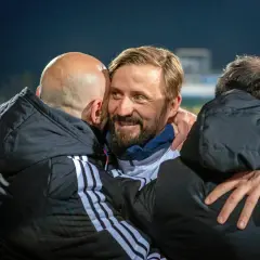 Radość po meczu. Trener Rakowa Częstochowa w objęciach sztabu.