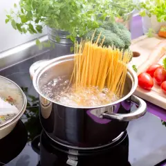 100 g spaghetti: Ile kalorii, jak rośnie i jak odmierzyć?