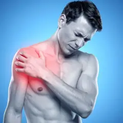 Mężczyzna z bólem barku, czerwony obszar wskazuje na zwyrodnienie barku.