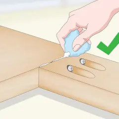 Nettoyer l'excès de colle sur l'abouter bois avec un chiffon. Le joint est solide.