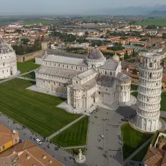La piazza dei miracoli a Pisa, con la Torre Pendente, il Duomo e il Battistero, vista dall'alto.