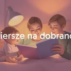Rodzina czyta wierszyki na dobranoc przy lampce.