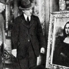 Mona Lisa skradziona! Obraz powrócił po kradzieży, a mężczyźni w garniturach oglądają go z uwagą.