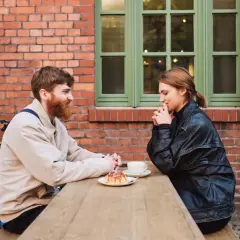 Para dowiedzieć się, jak dojść do siebie po rozstaniu, siedzi przy stoliku, pijąc kawę i jedząc ciastko.