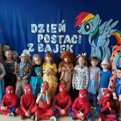 Dzień postaci z bajek pomysły: dzieci w strojach Spider-Mana, Elzy, lwa, kowboja i innych bohaterów.