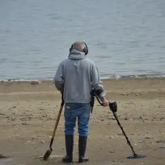 Czy można chodzić z wykrywaczem metali po plaży nad jeziorem bez kłopotów?