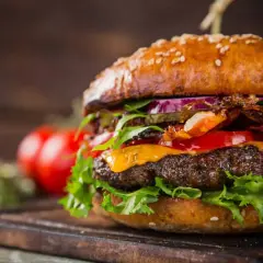 Prepara l'hamburger di manzo perfetto: i segreti da pro.