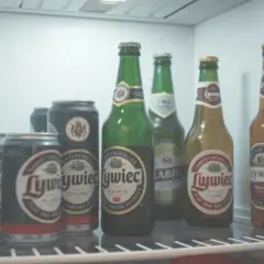 Ile jest piwa w skrzynce? Odkryj standardowe ilości i różnice