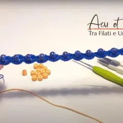 Bracciali all'uncinetto con perline blu e arancioni. Schemi gratis per creare gioielli unici.