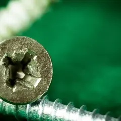Jak odkręcić wyrobioną śrubę w samochodzie - skuteczne metody naprawy