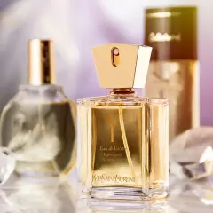 Złote flakony perfum Yves Saint Laurent i innych marek, kryształy i subtelne tło. Jaki alkohol do perfum? To pytanie zadaje sobie wielu miłośników zapachów.
