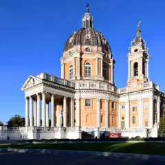 Basilica di Superga, maestosa con la sua cupola imponente, domina il panorama di Torino. Un gioiello architettonico sotto un cielo azzurro.