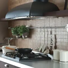 Czy układać płytki pod szafkami w kuchni? Oto, co musisz wiedzieć