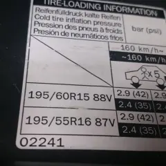 Etiqueta de información de presion ruedas Toyota Auris. Indica presiones para neumáticos 195/60R15 y 195/55R16.