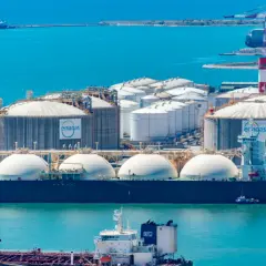 Terminal gazowy z kulistymi zbiornikami na statku, przygotowany do transportu LNG.