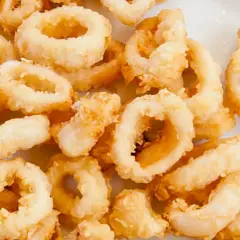 Calamares a la andaluza crujientes y dorados, listos para disfrutar.