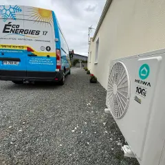 Un avis négatif sur une pompe à chaleur HEIWA, installée par Éco Énergies 17. Le véhicule de l'entreprise est garé à côté de l'unité extérieure.