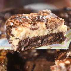 Ein Stück Schoko-Käsekuchen mit Walnüssen, der so gut aussieht, dass man ihn sofort probieren möchte – ein echter "friss dich dumm kuchen"!