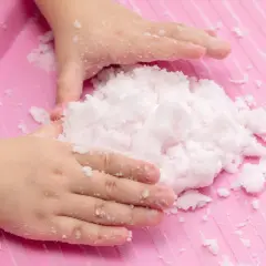 Sztuczny śnieg DIY - proste przepisy na zabawę bez bałaganu