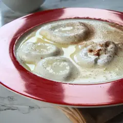 Pyszna zupa nic przepis na deser. Delikatne kluseczki pływają w mlecznym sosie, posypane cynamonem.
