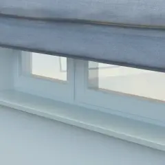 Szara roleta rzymska częściowo zasłania okno z białym parapetem.