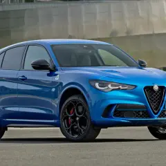 Niebieskie Alfa Romeo Stelvio na czarnych felgach. Sprawdź aktualną alfa romeo stelvio cena i wybierz swój wymarzony SUV.