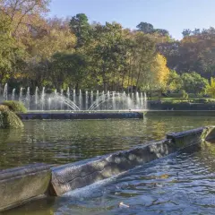 El parque de Castrelos luce espectacular con sus fuentes danzantes y árboles otoñales.