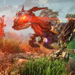Aloy z Horizon Zero Dawn 2 walczy z dwoma mechanicznymi raptorami w słoneczny dzień.