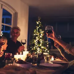 Rodzina przy wigilijnym stole wznosi toasty. W tle choinka. Jeszcze tylko awantura i święta.