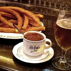 Churros con chocolate y una cerveza, cosas típicas de España.