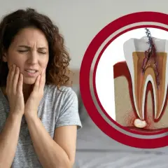 Kobieta cierpi z powodu silnego bólu zęba, co ilustruje przekrój z zapaleniem.