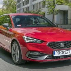 Czerwony SEAT Leon 4 w ruchu miejskim.