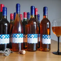 Wiele butelek domowego wina z mirabelek, gotowych do degustacji. Przepis na wino z mirabelek 10l.