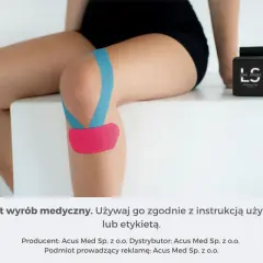 Kolorowy taping na kolanie, wspierający staw. To jest taping, metoda rehabilitacji i profilaktyki.