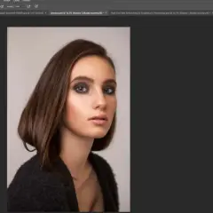 Portret kobiety z ciemnymi włosami i makijażem oczu. Panel po prawej pokazuje narzędzia do edycji w programie Photoshop, w tym krzywe, co sugeruje kurs photoshop.