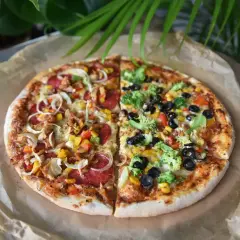 Pizza 40 cm na ile osób? Ta dwukolorowa uczta z kurczakiem, salami, warzywami i brokułami z pewnością zadowoli całą rodzinę.