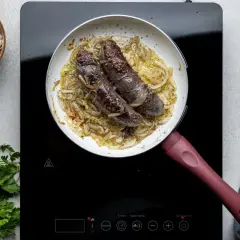 Kaszanka smaży się na patelni z cebulą. Dowiedz się, jak długo parzyć kaszankę, by była idealna.