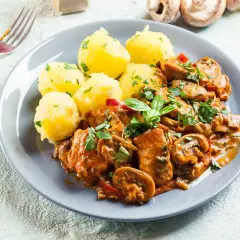Gulasz po węgiersku z pieczarkami i ziemniakami, idealny przepis na obiad.