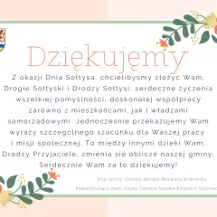 Wesoły dzień sołtysa! Podziękowania dla sołtysów za pracę i zaangażowanie. Kwiatowe ozdoby dodają uroku.