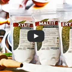 Backpulver, Nudelhölzer und drei Beutel mit Süßungsmitteln: Xylit, Maltit und Erythrit. Ist Maltit gesund? Ja, als Zuckeralternative.