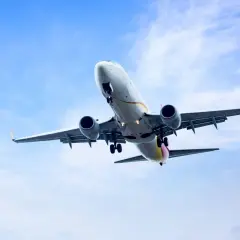 Un avión comercial despega contra un cielo azul claro. Es como soñar que pierdes un avión, una sensación de urgencia y despegue.